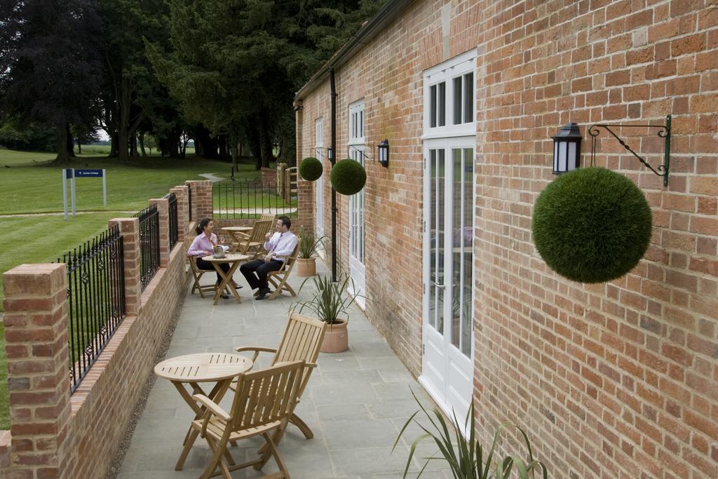 Oakley Hall Hotel 베이싱스토크 외부 사진